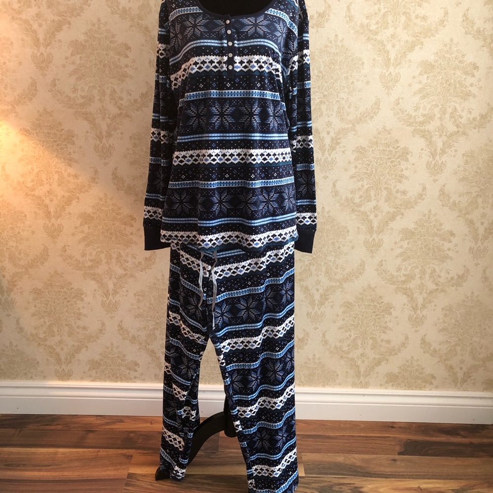 BNWT Nautica plush 2 pieces pjs set